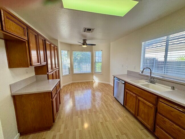Building Photo - Spacious 3BD/2BA Home with 2-Car Garage in Desirable Antelope