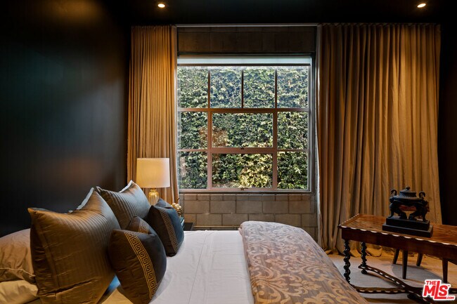 Building Photo - 710 Orlando Ave