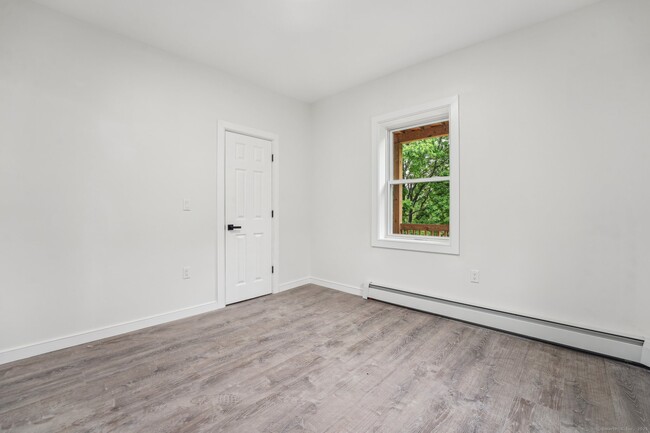 Building Photo - 208 Magnolia St