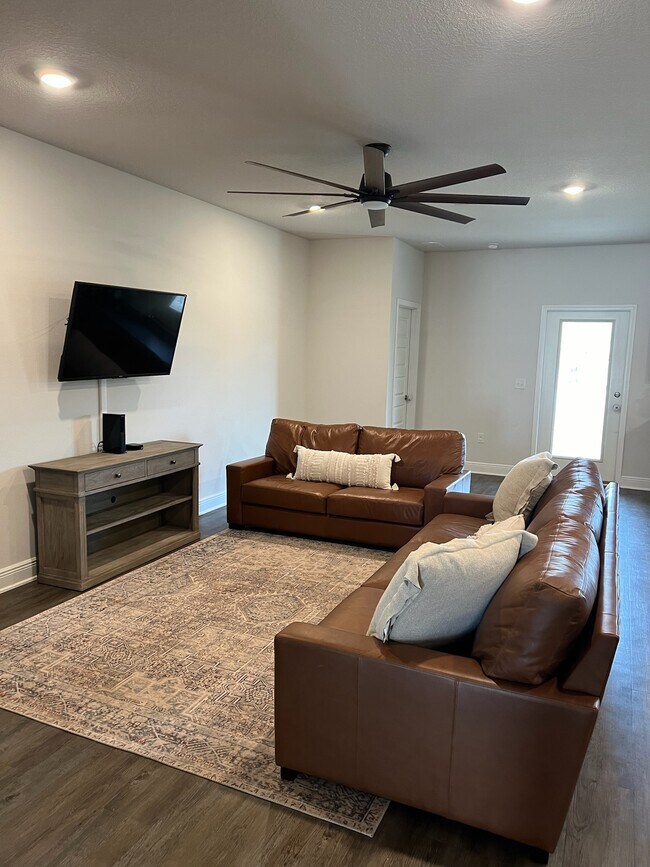 Building Photo - 8026 Burnside Lp