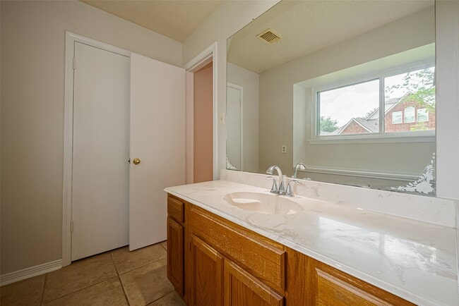 Building Photo - 3007 Cloverdale Dr