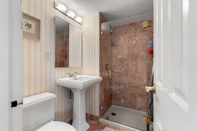 Building Photo - 2 Hawthorne Pl