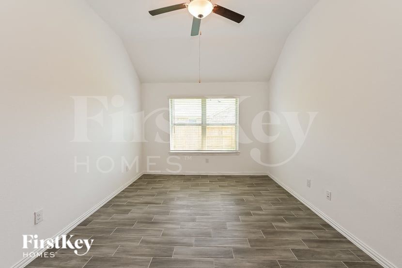 Building Photo - 14907 Lake Shore Ave