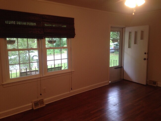 Building Photo - 3BR Normaltown Charmer