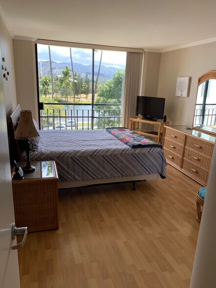 Spacious bedroom - 440 Seaside Ave