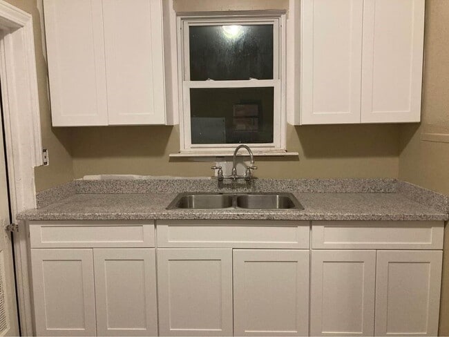 Building Photo - 112 Pineview Dr