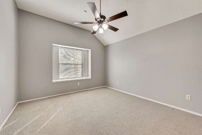 Building Photo - Garden haven 3 bed 2 bath home in H-E-B school district