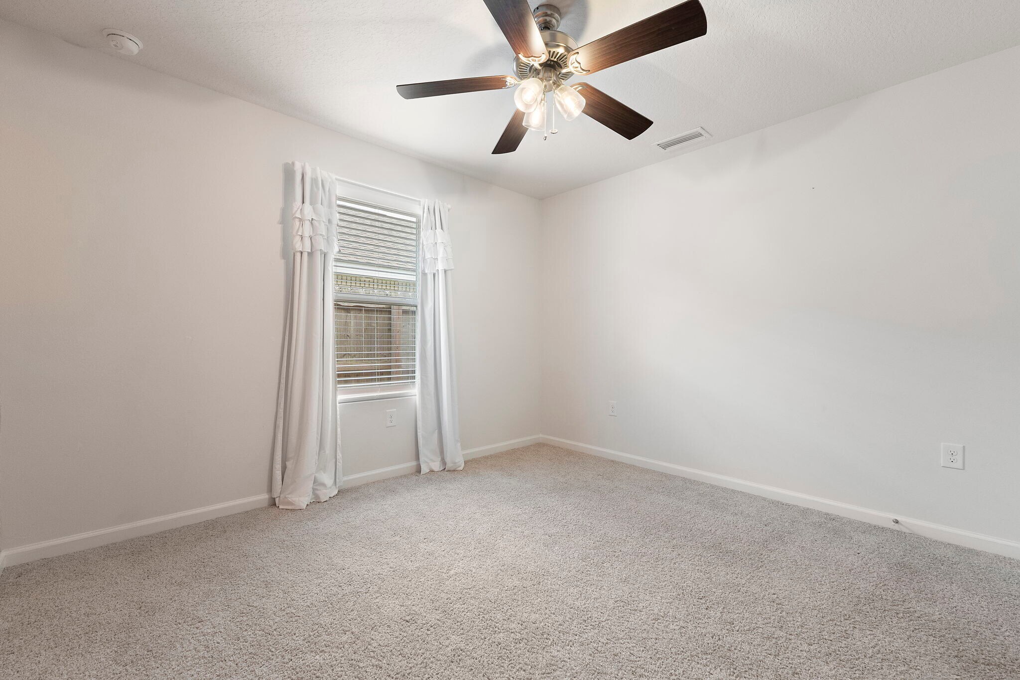 Building Photo - 7805 Lakeside Oaks Dr