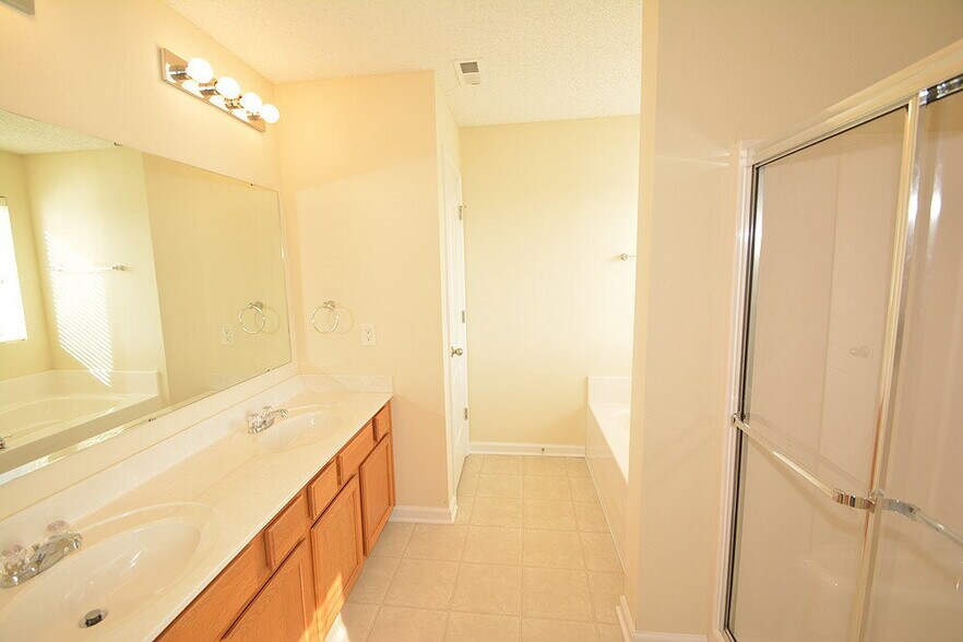 Building Photo - 1727 Buckeye Ct