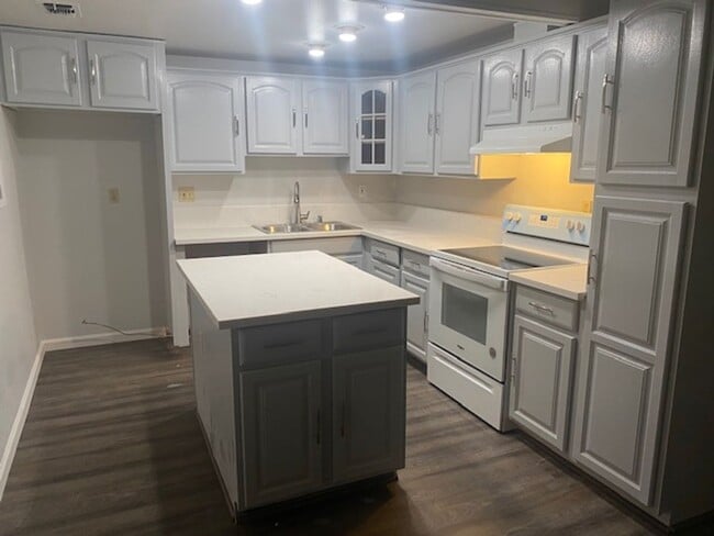 Building Photo - trov68