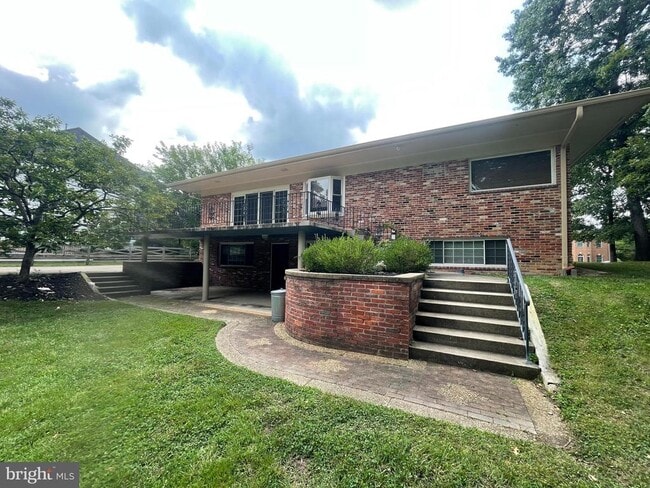 Building Photo - 3909 Pineland St