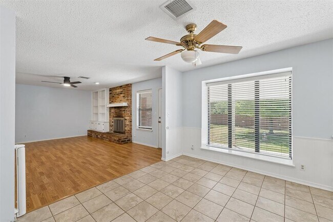 Building Photo - 213 S Silver Dr