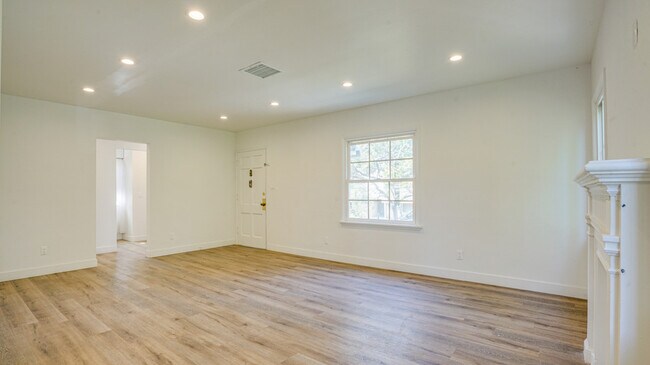 Building Photo - 6114 Saturn St