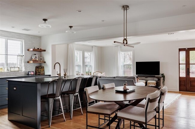 Building Photo - 2613 E 2nd St