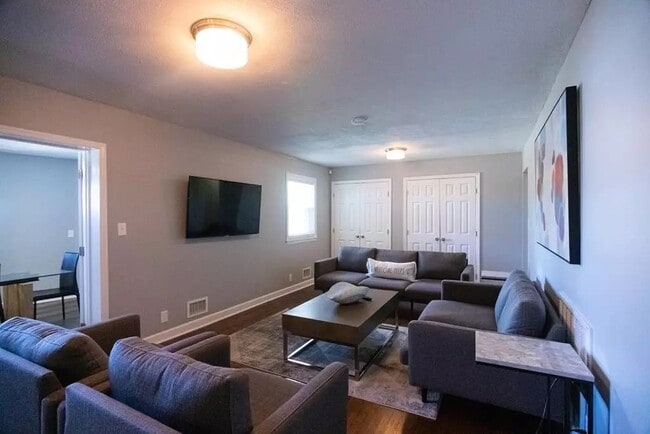 Building Photo - 614 Camellia St N E