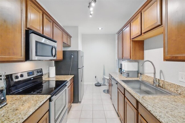 Building Photo - 2255 Braeswood Park Dr