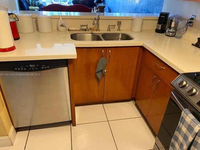 Building Photo - 5880 Collins Ave