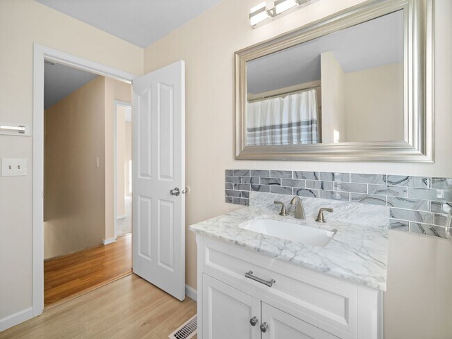 Building Photo - Spacious Home with Fenced Yard & Garage – ...