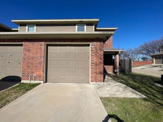 Building Photo - 3BD/2.5BA Benbrook Townhome – 9-Ft Ceilings, Granite Kitchen, Walk-In Master Shower, Attached Gar...