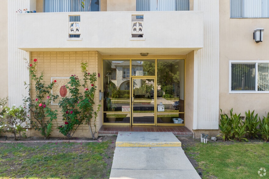 Entrance - 1025 S Holt Ave