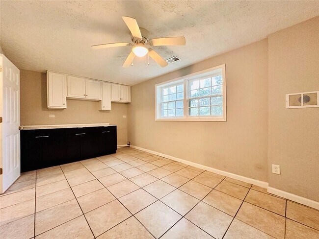 Building Photo - 6150 Mallory Rd