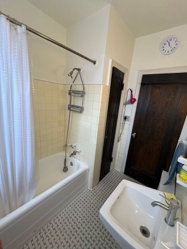 Building Photo - Fully Furnished 1 Bedroom, 1 Bathroom Cond...