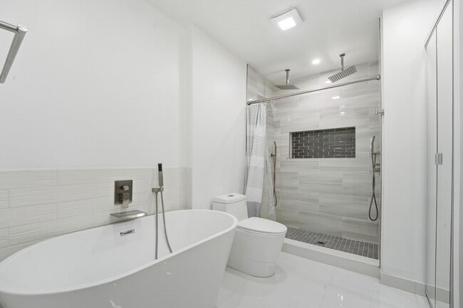 Building Photo - 642 NE 195th St