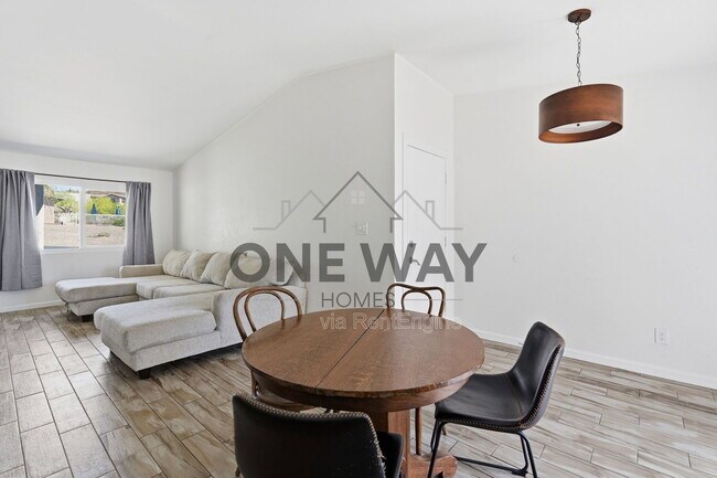 Building Photo - 1329 E Cholla St