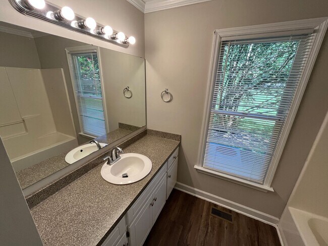 Building Photo - Charming 3-Bedroom Ranch