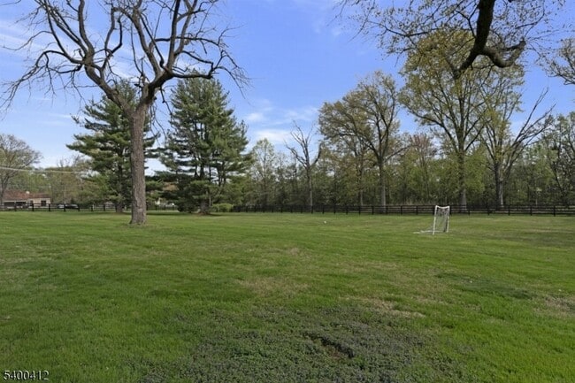 Building Photo - 423 Country Club Rd