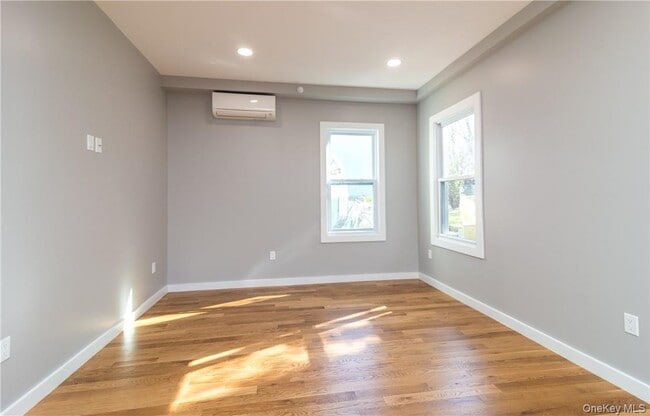 Building Photo - 86 Main St