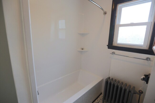 Building Photo - 134 Baldwin St