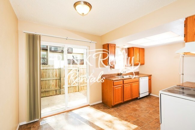 Building Photo - Great 2-Story Townhome in Soaring Eagle