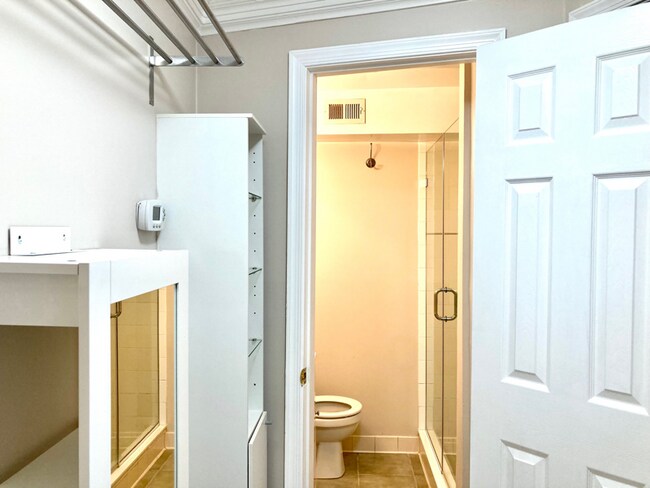 Building Photo - 902 I St SE