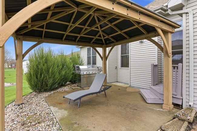 Building Photo - Stunning Appleton Home