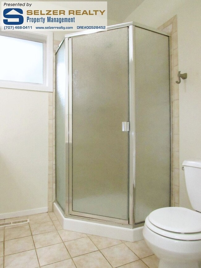 Building Photo - Recently renovated & roomy 3+ bedroom home...