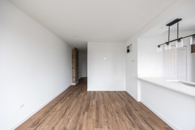 Building Photo - 4410 N Greenview Ave
