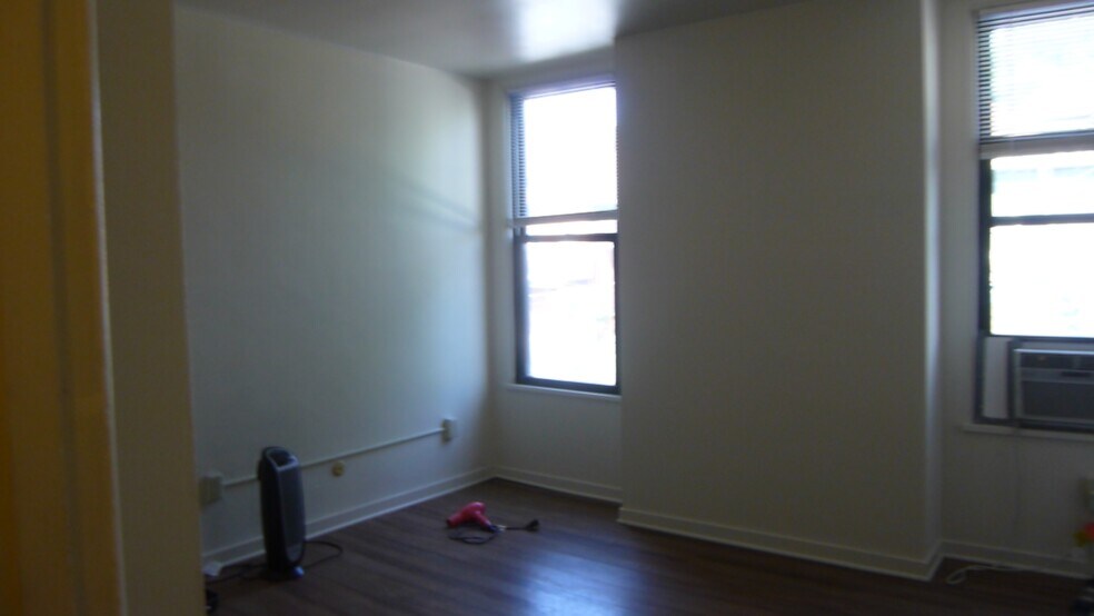 Building Photo - 340 Amber St