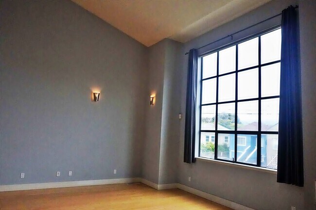 Building Photo - Large Executive Style Spacious 3 bedroom, 2.5 Bathroom house in West Oakland Close to BART/SF/Eme...