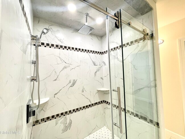 Building Photo - 11 Poplar Dr