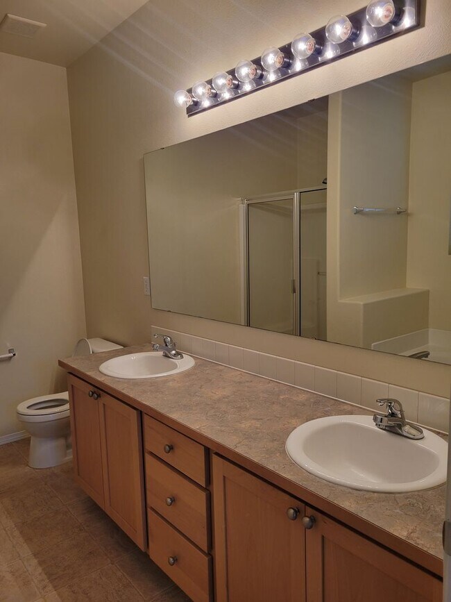 Building Photo - Beautiful 3 bedroom Rambler in perfect location