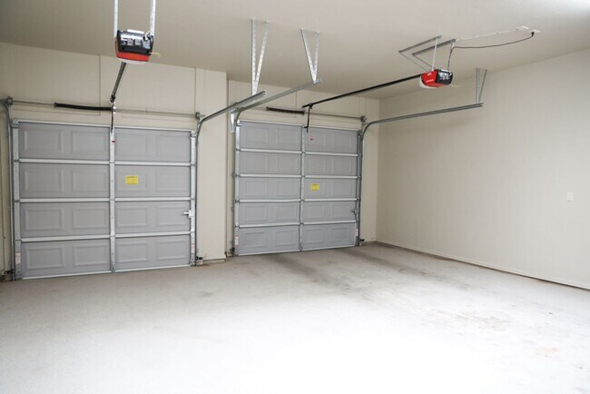 Building Photo - 2 Bed, 2 Bath Townhome