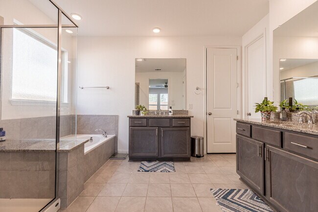 Building Photo - 2332 Giona Pl