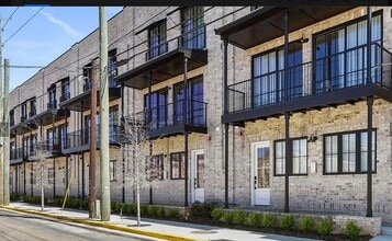Building Photo - Only a few blocks from Bryant Denny Stadiu...