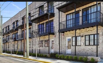 Building Photo - Only a few blocks from Bryant Denny Stadiu...