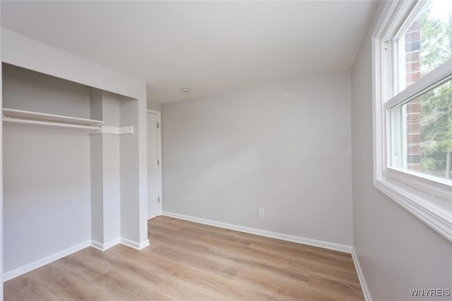Building Photo - 862 Falcon Dr