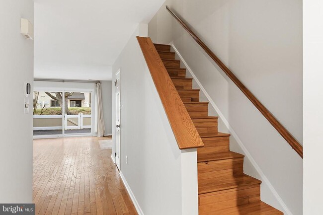 Building Photo - 60 Hampshire Dr