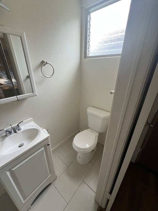 Building Photo - 2-bed 2-bath 1- parking Tropic Gardens Town House for rent!