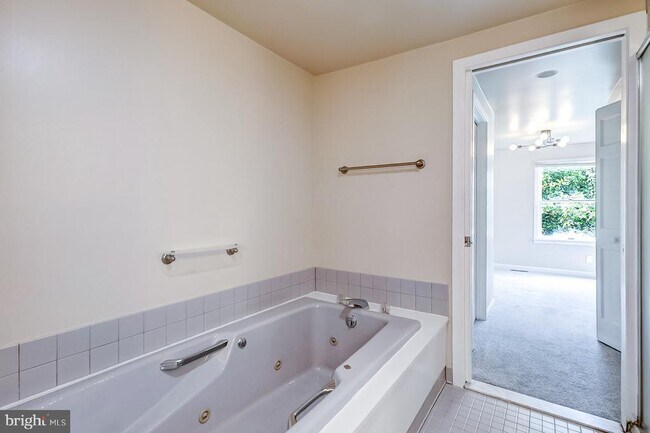Building Photo - 13 E Henrietta St