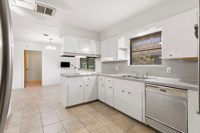 Building Photo - 10310 Willowgrove Dr